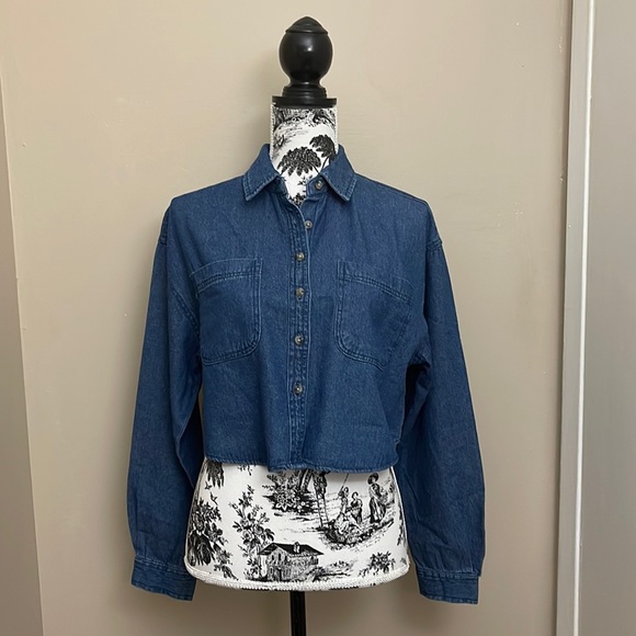 3/$15 Forever 21 crop denim shirt M - Picture 1 of 6